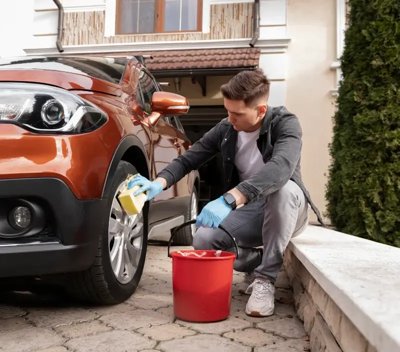 Lavage auto à domicile Bourdeaux : professionnel intervenant sur un véhicule